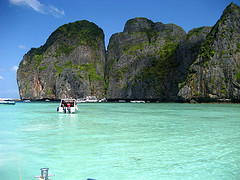 Phi Phi Island Tours feature speedboat running on the crystal water