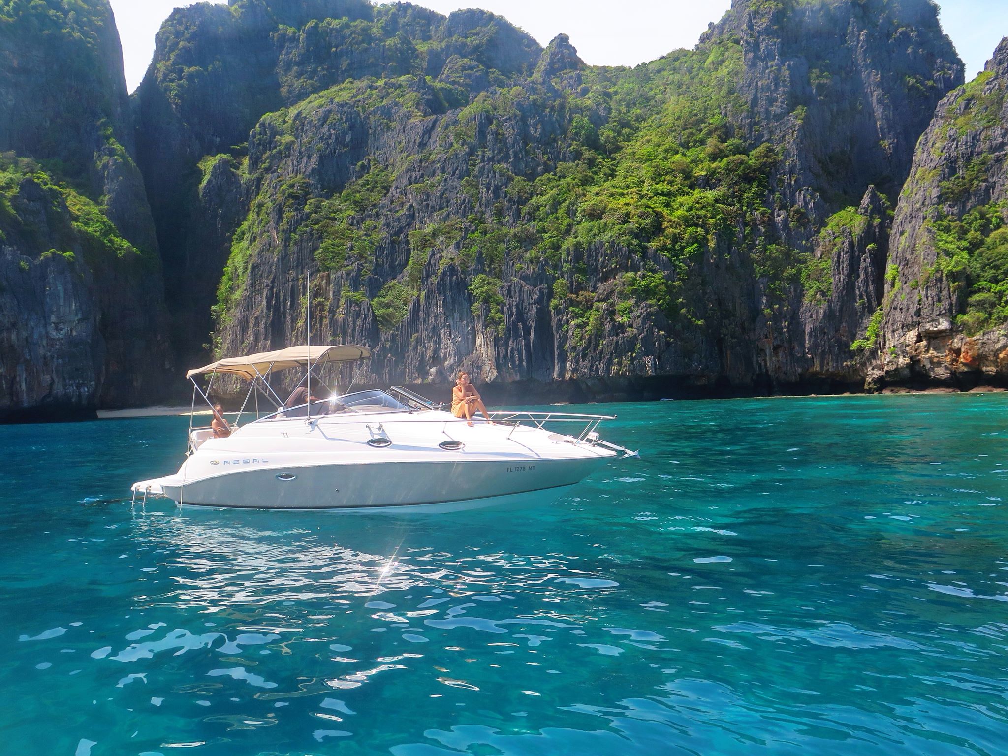 Phuket Luxury SpeedBoat Charter to Phi Phi Island with cystal water
